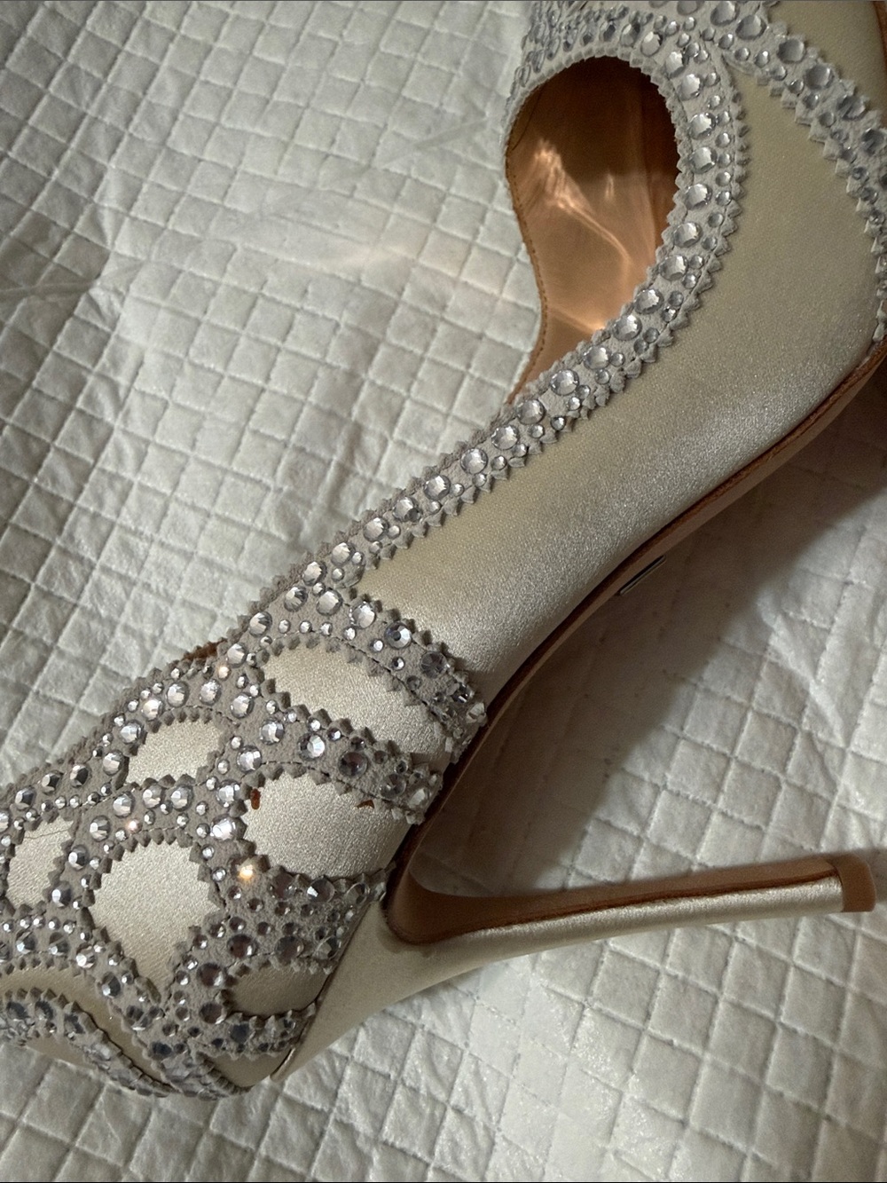 Badgley Mischka Women's Ivory Embellished Pointed-Toe Pumps - Picture 8 of 9